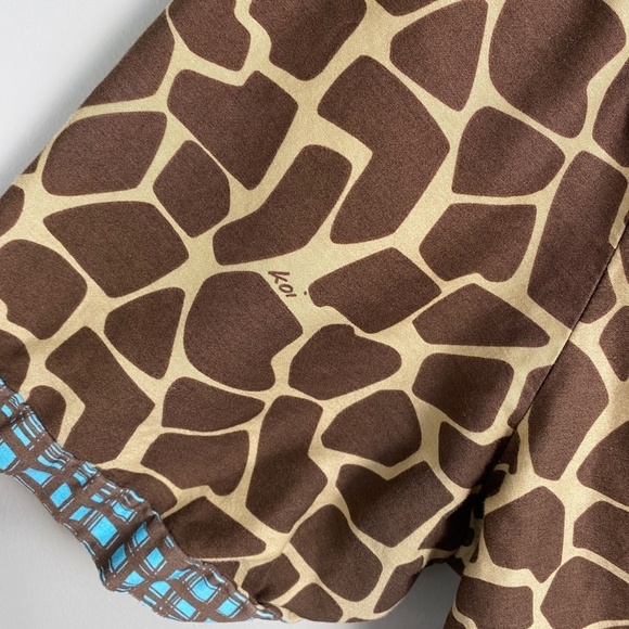 Koi Women's Brown Giraffe Print Elastic Neck Pullover Scrub Top Size Small‎ - Picture 3 of 13